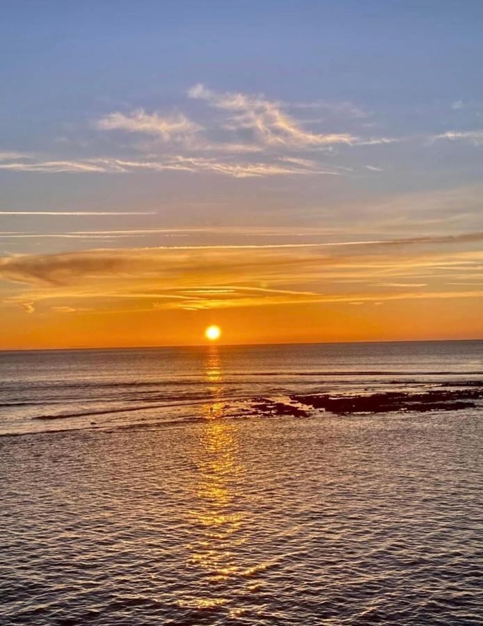 Fantastic Spacious House With Beautiful Panoramic Views Of The Bay Only A Few Minutes Walk From Beach Harbour And Restaurants This House Has 3 Bedrooms 3 Bathrooms And 2 Lovely Sitting Rooms Lyme Regis Exterior foto